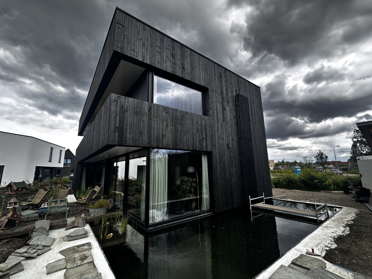 Schuytbos 28 1 met donkere wolkenlucht